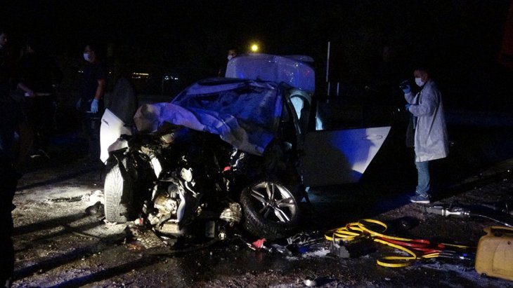 Feci kaza! Tırın altına giren otomobildeki 2 kişi hayatını kaybetti