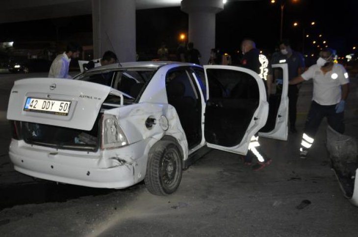 Kazazede yakınlarıyla meraklı kalabalıktakiler birbirine girdi, polis zor ayırdı