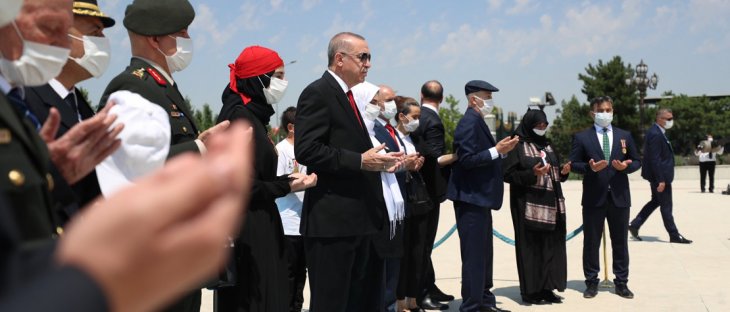 15 Temmuz Şehitler Abidesi'ne çiçek bırakan Erdoğan'a o isim eşlik etti