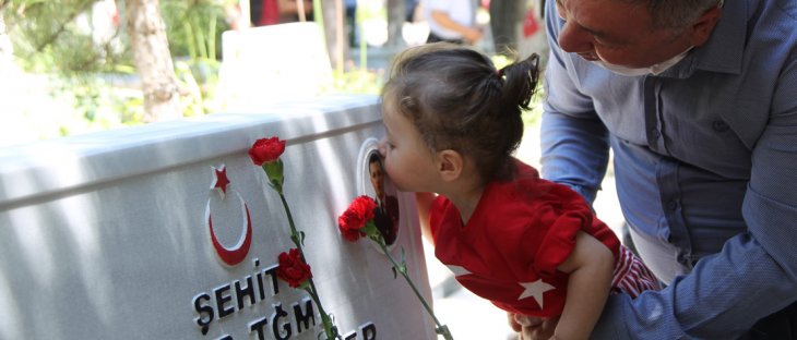 Konya Şehitliği'nde duygusal anlar! Minik Mina, teğmen babasının mezar taşını böyle öptü