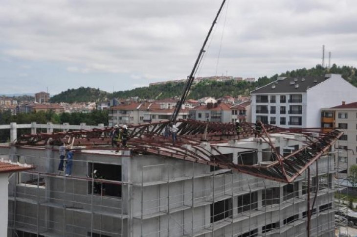 Spor salonu inşaatında platform devrildi: 1 ölü, 1 yaralı