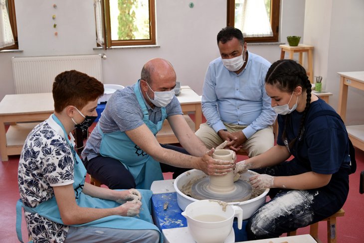 Başkan Pekyatırmacı seramik tezgahının başına geçti