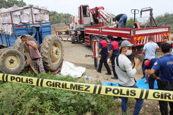 Feci kaza! Saman taşıyan traktör devrildi: 1 ölü, 2 yaralı