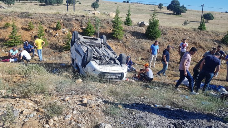 Konya’da hafif ticari araç yoldan çıkıp devrildi: 3’ü çocuk 6 yaralı var!