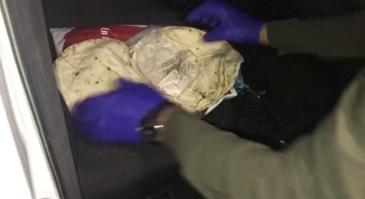 Bu kadarına pes! Lavaş arasından 500 gram esrar çıktı