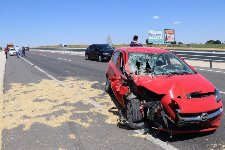 Otomobile arı girdi, kontrolü kaybeden sürücü traktöre çarptı