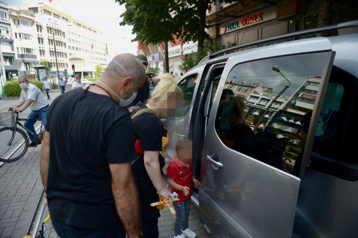 4 yaşındaki oğluna sokak ortasında şiddet uyguladığı iddiası! Vatandaşlar duyarsız kalmadı