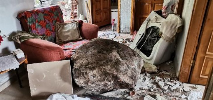 Yamaçtan kopan kaya parçasının girdiği evdeki 5 kişiyi çamaşır makinesi kurtardı