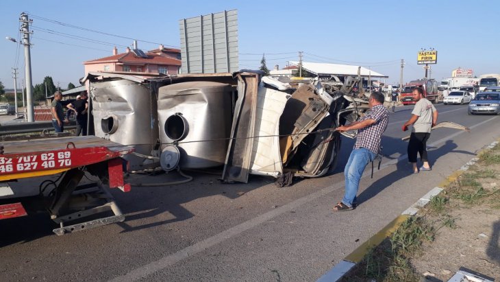Konya’da süt tankeri devrildi, sürücü yaralı kurtuldu