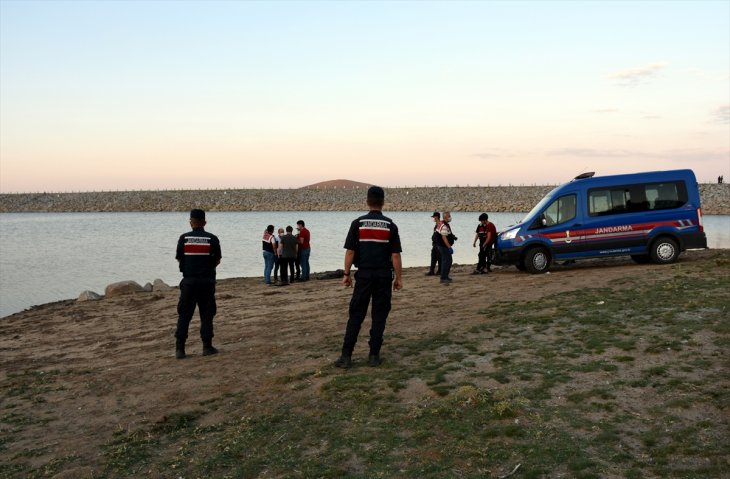 Gittiği piknik alanında gölete giren genç boğuldu