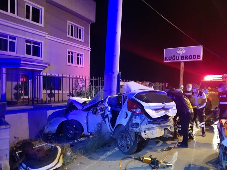 Feci kaza! Otomobil elektrik direğine çarptı: 3 ölü, 1 yaralı