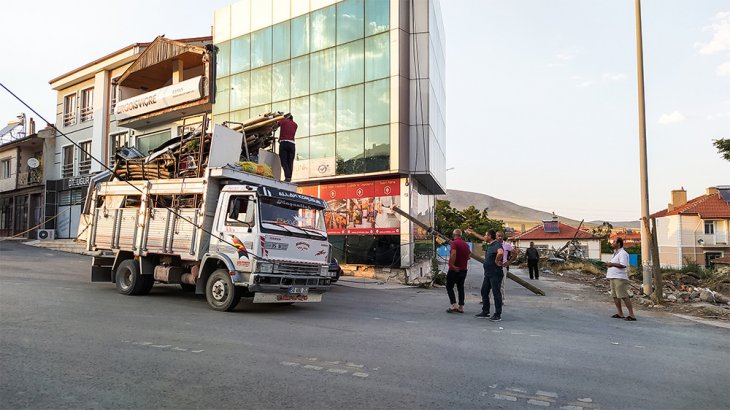 Konya'da aşırı yüklü kamyonet telefon direğinin yıkılmasına neden oldu