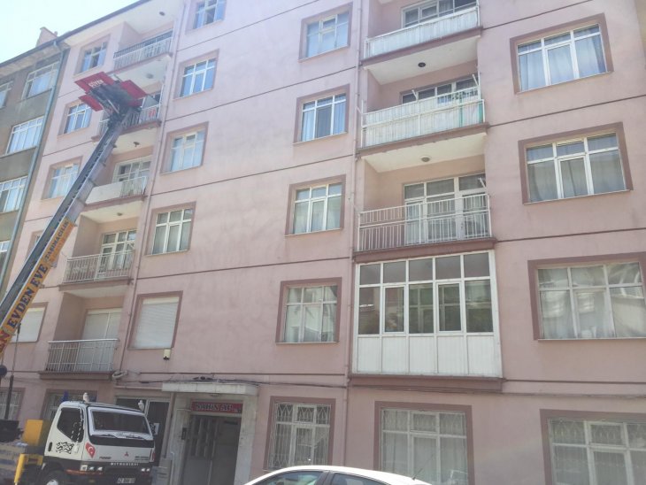 Konya’da çatlaklar oluşan 6 katlı bina boşaltıldı