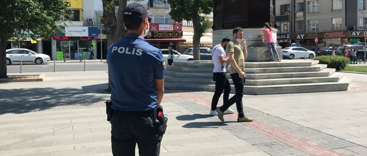 Konya'da polisi  gören maskesini taktı