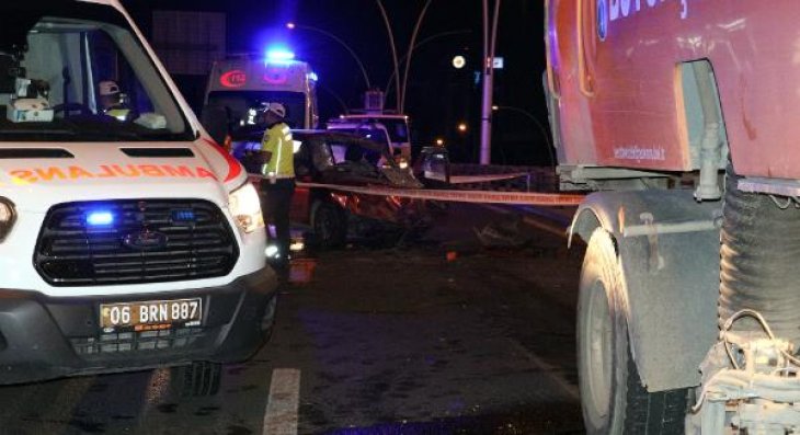 Otomobil yol temizleme aracına çarptı: 2 ölü, 1'i çocuk 3 yaralı