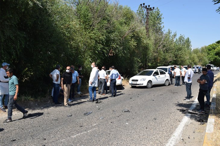 Polisten kaçan şüphelinin otomobili polis aracına çarptı: 3 yaralı