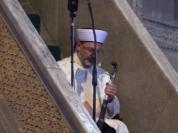 Diyanet İşleri Başkanı Erbaş, Ayasofya Camii'nde hutbeyi kılıçla okudu