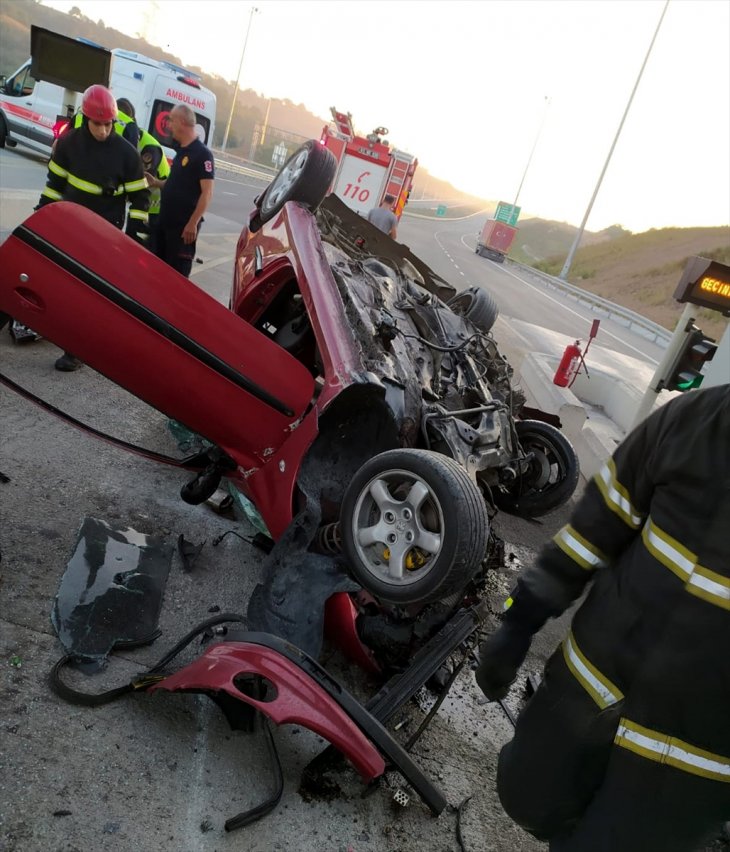 Bariyerlere çarpan otomobil alev aldı! 1 kişinin öldüğü kaza anı kamerada