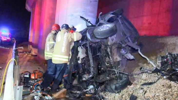 Üst geçidin beton ayağına çarpan otomobil bu hale geldi: 1 ölü, 6 yaralı