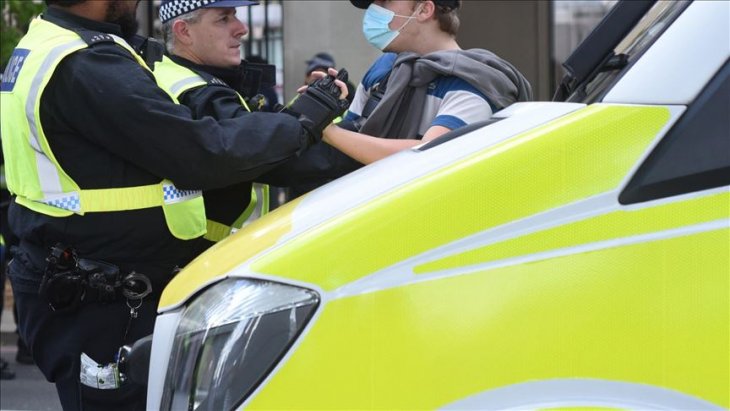 UK police, supermarkets clash over face masks