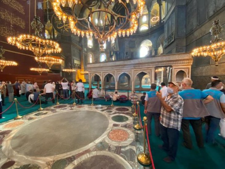 Ayasofya Camii ziyaretçi akınına uğruyor