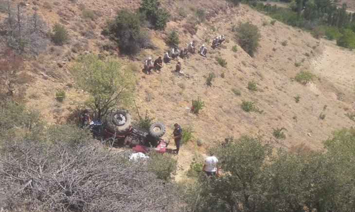 Devrilen traktörün altında kalarak hayatını kaybetti