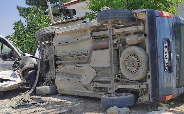 Konya’da hafif ticari araç yoldan çıktı, park halindeki araçlara çarptı! Sıkışan sürücüyü itfaiye kurtardı