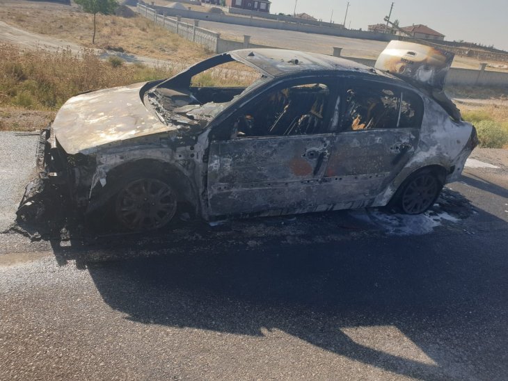 Konya’da otomobil yangını! Seyir halindeyken alev aldı, küle döndü