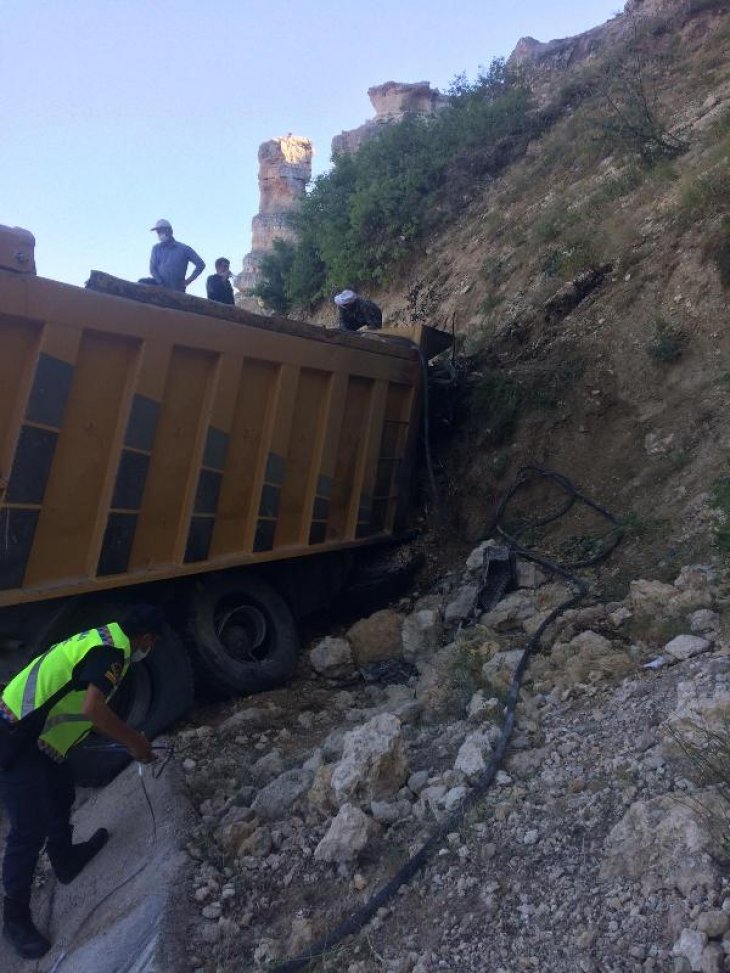 Karaman’da freni boşalan kamyon dağın yamacına çarptı, sürücü öldü