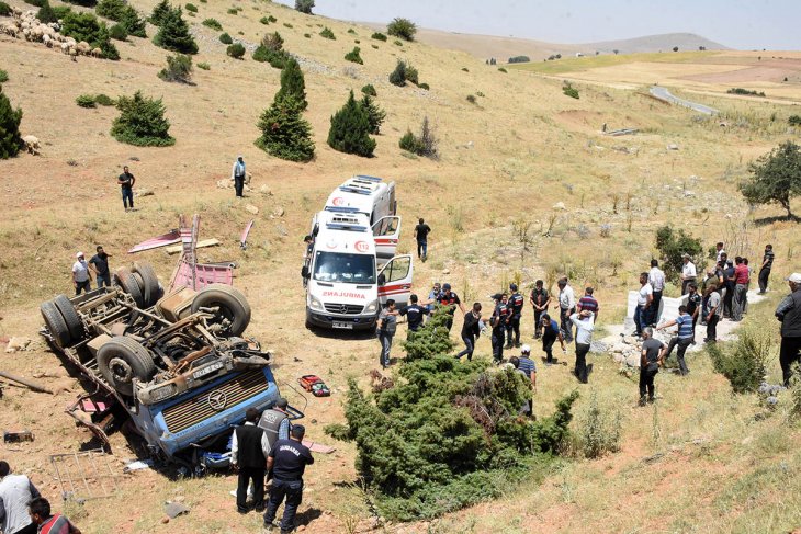 Konya'da kurbanlık yüklü kamyon şarampole devrildi: 3 ağır yaralı