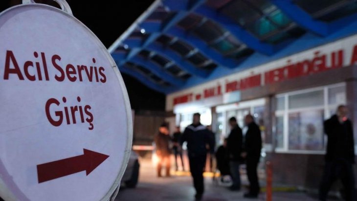 Konya’da hastane kapısını kırıp sağlık çalışanlarına hakaret ettiği iddia edilen şüpheli, tutuklandı