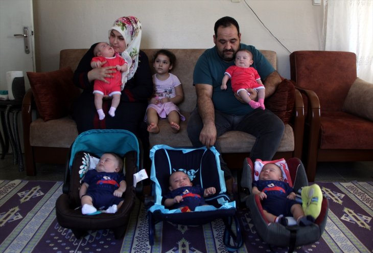Suudi Arabistan'da zor günler geçiren beşiz bebekli aile Türkiye'ye getirildi