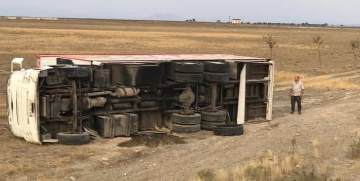 Konya’da ev eşyası taşıyan kamyon devrildi