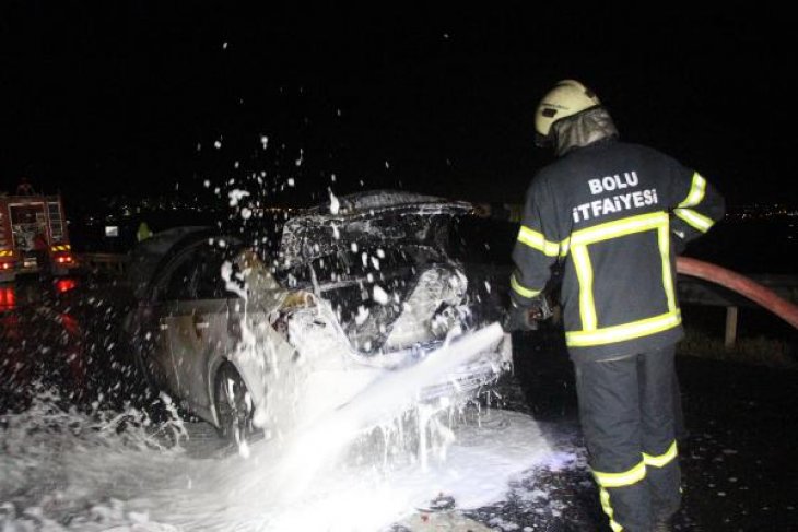 Konya’ya bayram tatili için gelen ailenin otomobili yandı