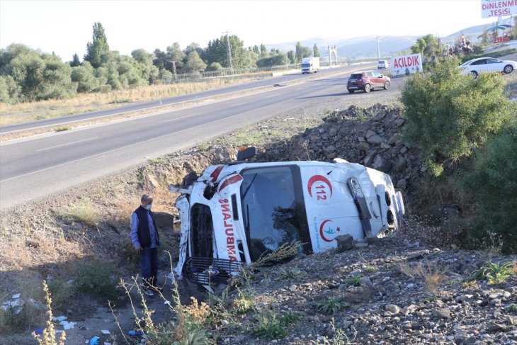 Ambulans devrildi, 3 sağlık çalışanı ölümden döndü