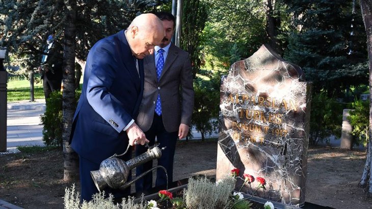 Devlet Bahçeli Alparslan Türkeş'in mezarını ziyaret etti