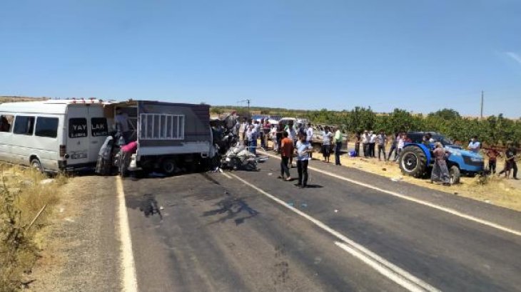 Bayram ziyaretinden dönenlerin taşındığı minibüs kamyonetle çarpıştı: 15 yaralı