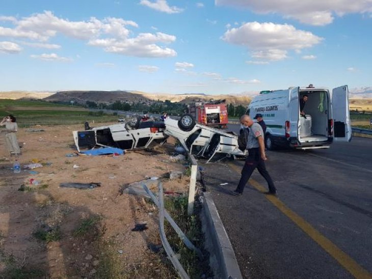 İkinci günde kaza haberleri üst üste geldi! Bir feci kaza haberi de Kayseri’den: 1 ölü 9 yaralı