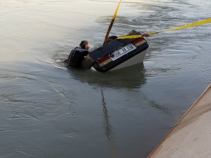 Amca ve yeğeni sulama kanalına devrilen otomobilde öldü