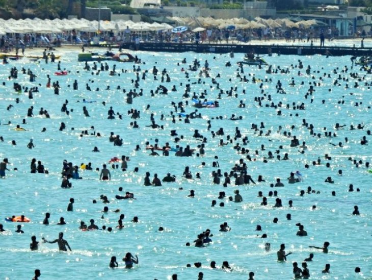 Bu fotoğrafa Bakan Koca’dan uyarı geldi: Birinci dalga sahillere indi!