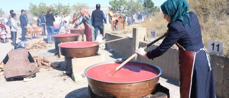 Salça kazanları 'kardeşlik' için kaynıyor