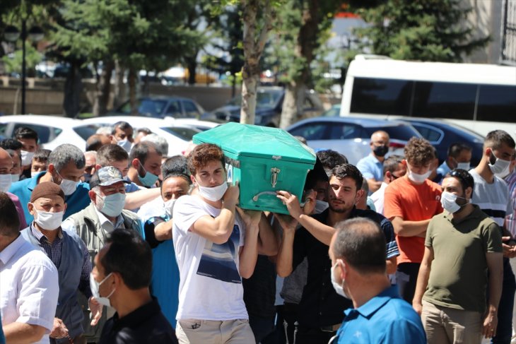 Baraj gölünde boğulan hentbolcu üniversite öğrencisinin cenazesi toprağa verildi