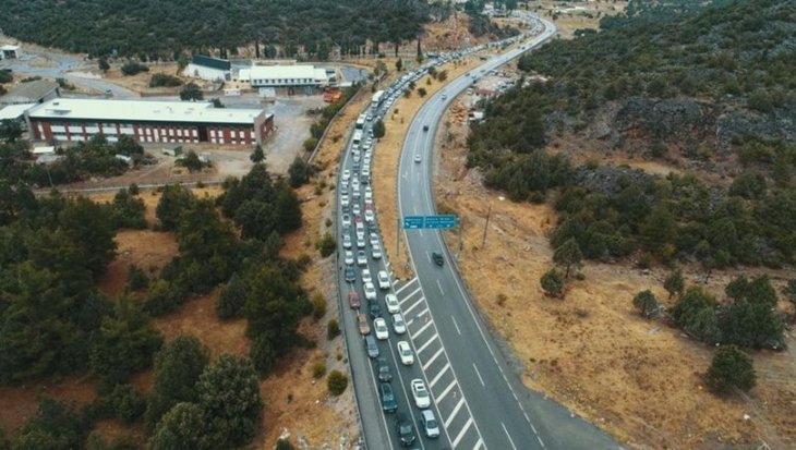 Antalya - Konya kara yolunda tatil sonrası araç yoğunluğu