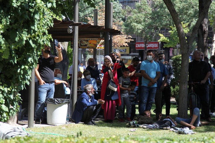 Konya'da meraklı kalabalık sosyal mesafeyi unutup intihar girişimini izledi! Bir de taciz iddiası var...