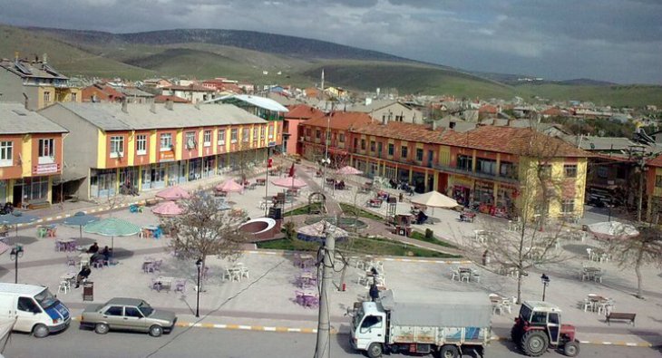 Konya'da karantinaya alınan mahallenin yolları iş makineleriyle kapatıldı