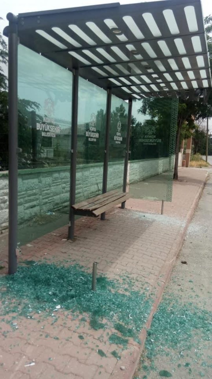 Konya’da otobüs durağı parçalandı