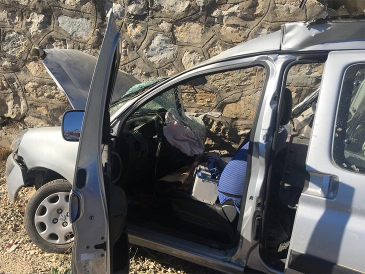 Hafif ticari araç duvara çarptı: 1 ölü, 1 yaralı