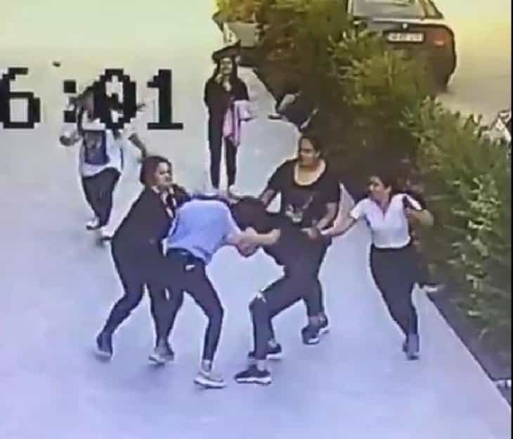 Rezalet görüntü İzmir’den! Kız öğrenci, tartıştığı 5 kız tarafından böyle dövüldü