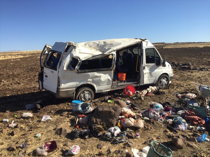 Tarım işçilerini taşıyan minibüs devrildi: 1 ölü, 25 yaralı