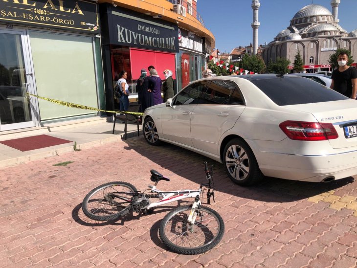 Konya’da bir kuyumcu, bisikletle soyguna gelen 2 şüpheliden birini vurdu